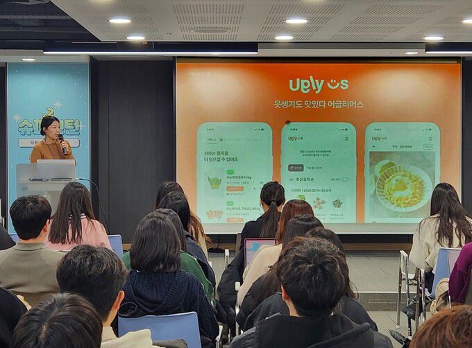 설명회에 참여한 ‘어글리어스’가 인재들에게 사업을 소개하고 있다.
