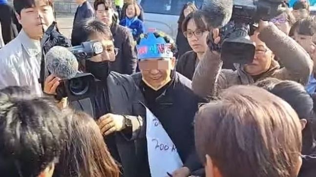 2024년 1월 김모(파란 종이왕관)씨가 더불어민주당 이재명 대표에게 다가가는 모습. 유튜브 정양일TV 캡처