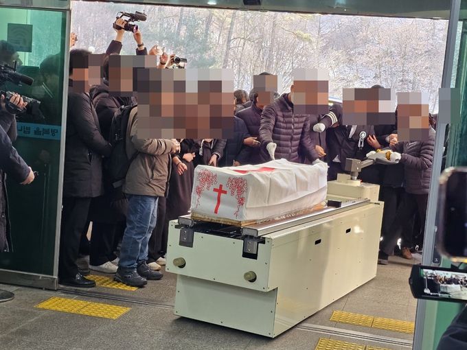 하늘양 관이 화장터로 향하고 있다.