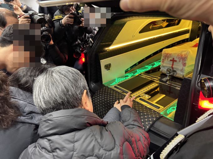 하늘양의 관이 운구차에 실리자 유족들이 오열하고 있다.