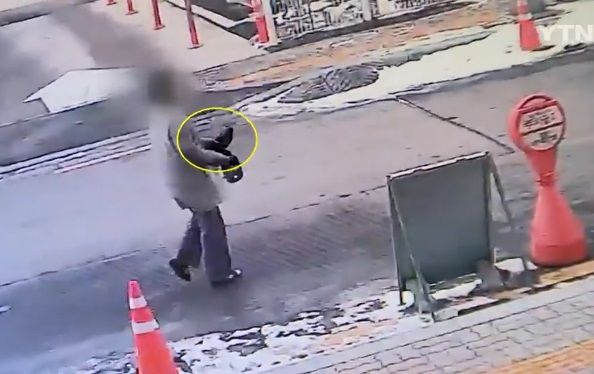 8세 초등생 김하늘양 살해 혐의를 받는 대전의 한 초등학교 교사 A씨가 범행 당일인 지난 10일 무단외출해 흉기를 구매하고 학교로 돌아오는 모습. YTN 보도화면 캡처