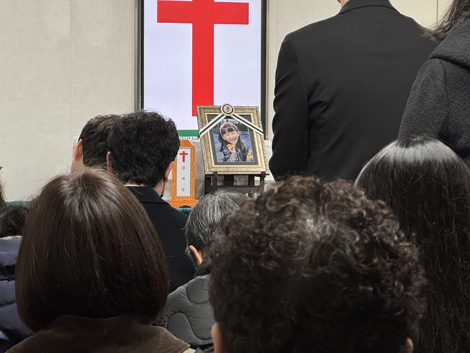 14일 교사에게 피살된 김하늘양의 발인 예배가 열리고 있다.