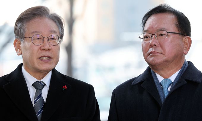 이재명 더불어민주당 대표(왼쪽), 김부겸 전 국무총리. 뉴스1