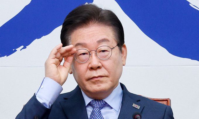 이재명 더불어민주당 대표가 14일 서울 여의도 국회에서 열린 최고위원회의에 참석해 안경을 고쳐쓰고 있다. 뉴스1