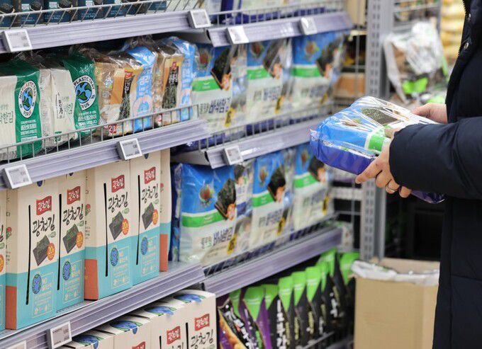 13일 서울의 한 대형마트에서 시민이 맛김을 고르고 있다. 연합뉴스