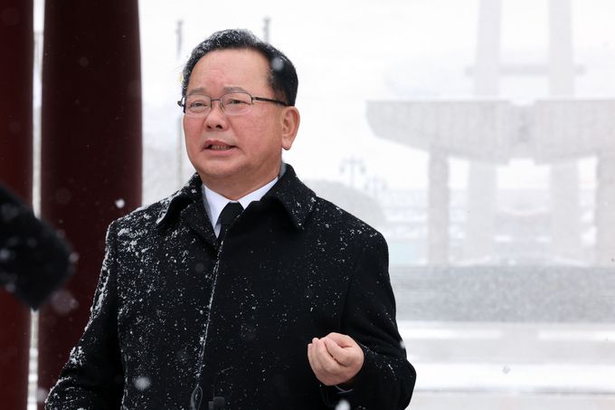 7일 김부겸 전 국무총리가 광주 북구 운정동 국립5.18민주묘지를 찾아 취재진의 질문에 답하고 있다. 연합뉴스