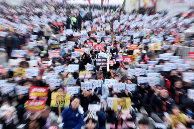 15일 오후 서울 종로구 광화문 일대에서 열린 윤석열 대통령 탄핵 촉구 집회에 참가한 시민들이 대통령 파면을 촉구하고 있다. 뉴스1
