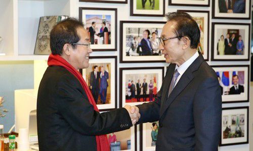 홍준표(왼쪽) 당시 자유한국당 대표가 2018년 1월 3일 이명박 전 대통령의 사무실을 찾아 악수를 나누고 있다. 연합뉴스