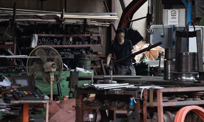 서울 영등포구 문래동 철공소 밀집 지역의 한 금속 제조·가공 업체에서 업주가 업무를 보고 있다. 뉴시스