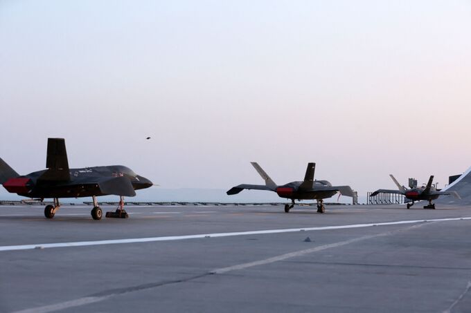 이란의 무인기들이 드론 항모 샤히드 바게리함 비행갑판에서 대기하고 있다. AFP 통신