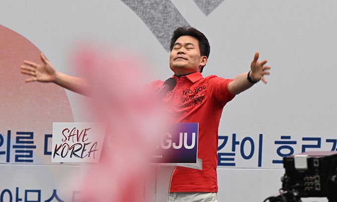 전한길 한국사 강사가 지난 15일 광주 동구 금남로에서 개신교 단체 '세이브코리아' 주관으로 열린 전남국가비상기도회·도민대회에서 대통령 탄핵 반대 발언을 하고 있다. 뉴시스