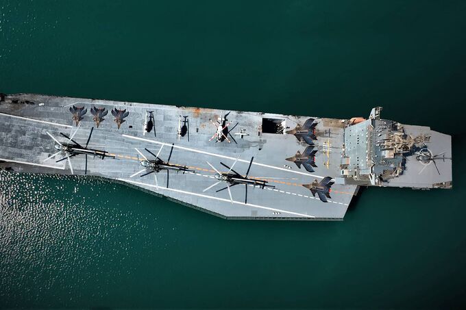 이란이 만든 드론 항모 샤히드 바게리함이 헬기와 무인기를 비행갑판에 탑재한 채 항해하고 있다. AFP 통신