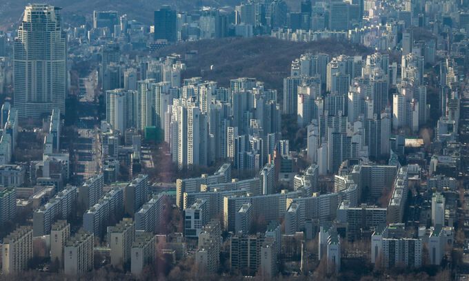 서울 송파구 롯데월드타워 전망대 서울스카이에서 바라본 서울 강남구 대치동 아파트. 뉴시스