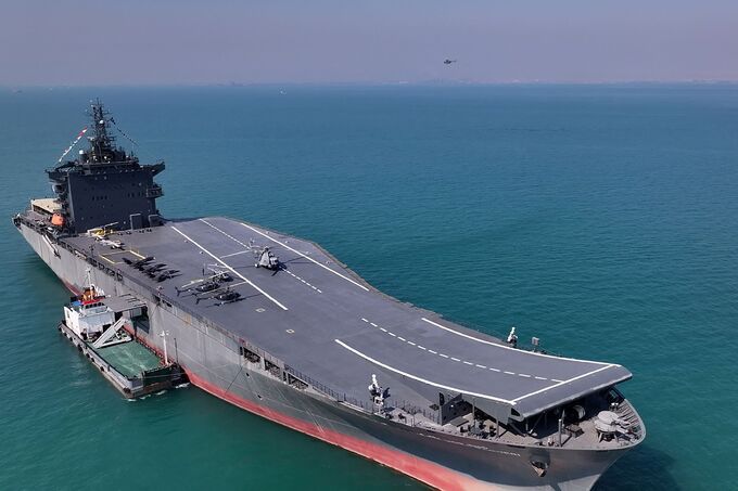 이란이 만든 드론 항모 샤히드 바게리함이 헬기와 무인기를 비행갑판에 탑재한 채 바다에 머물고 있다. AFP 통신