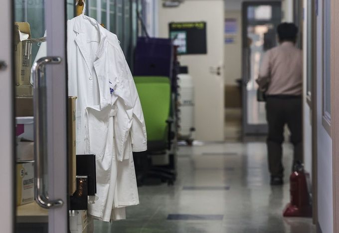 서울시내 한 의과대학 복도에 의사 가운이 걸려있다. 뉴시스