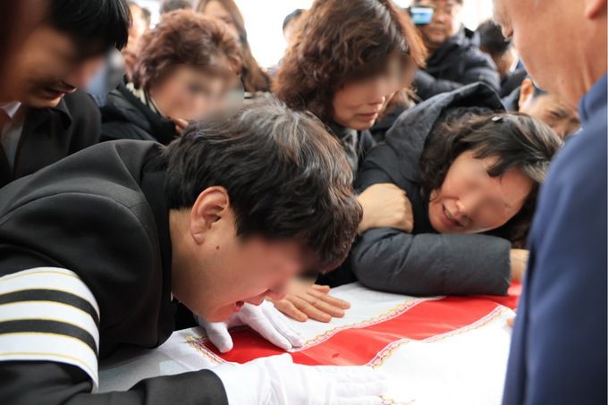 교사가 휘두른 흉기에 숨진 김하늘양의 발인일인 지난 14일 오전 대전 정수원 앞에서 유가족이 오열하고 있다. 대전=뉴시스