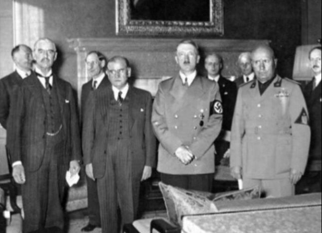 1938년 9월 독일 뮌헨에서 네빌 체임벌린 영국 총리(왼쪽부터), 에두아르 달라디에 프랑스 총리, 아돌프 히틀러 독일 총통, 베니토 무솔리니 이탈리아 총리 4개국 정상이 만나 회의를 한 뒤 기념촬영을 하고 있다. 이들은 체코가 독일에 주데텐란트 땅을 양도해야 한다고 결정했다. 정작 체코 대표단은 회의에 참석해 발언할 기회조차 얻지 못했다. 세계일보 자료사진