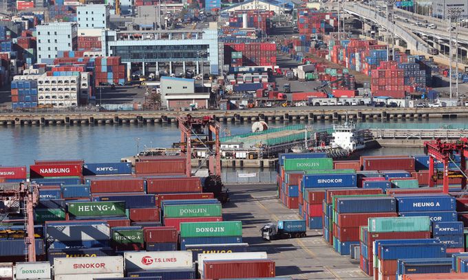 부산 남구 신선대(아래) 및 감만(위) 부두 야적장에 컨테이너가 가득 쌓여 있다. 뉴시스