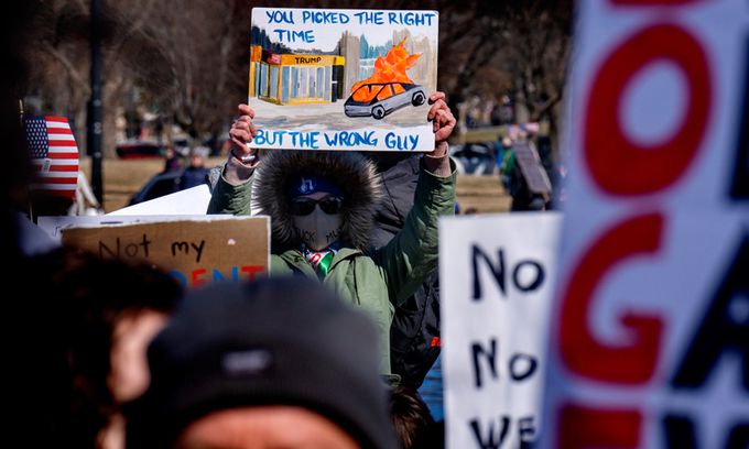 미국 대통령의 날인 17일(현지시간) 미국 전역에서 도널드 트럼프 행정부에 반발하는 대규모 시위가 열리고 있다. AP연합뉴스