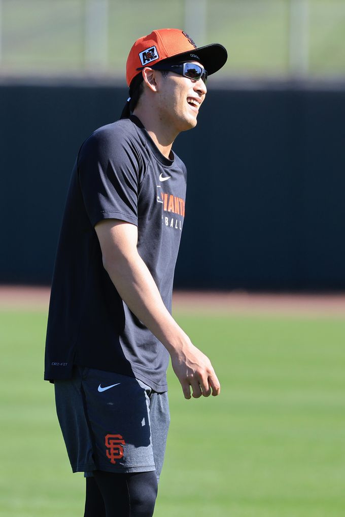 미국프로야구 메이저리그(MLB) 두 번째 시즌을 준비하는 샌프란시스코 자이언츠 외야수 이정후가 15일(현지시간) 스프링캠프가 열린 미국 애리조나주 스코츠데일 스타디움에서 밝은 표정을 하고 있다. 연합뉴스