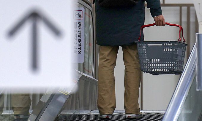 서울시내 한 대형마트에서 한 시민이 빈 장바구니를 들고 이동하고 있다. 뉴시스