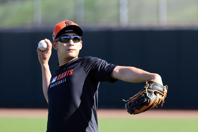 미국프로야구 메이저리그(MLB) 두 번째 시즌을 준비하는 샌프란시스코 자이언츠 외야수 이정후가 15일(현지시간) 스프링캠프가 열린 미국 애리조나주 스코츠데일 스타디움에서 외야 수비 훈련에 앞서 캐치볼하고 있다. 연합뉴스