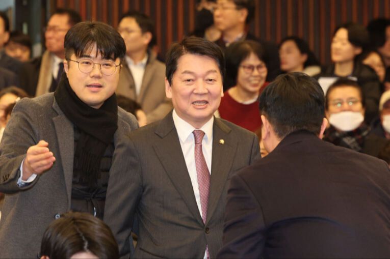 국민의힘 안철수 의원이 12일 오전 서울 여의도 국회 도서관에서 열린 87체재 극복을 위한 지방분권 개헌 토론회에 참석하고 있다. 뉴시스