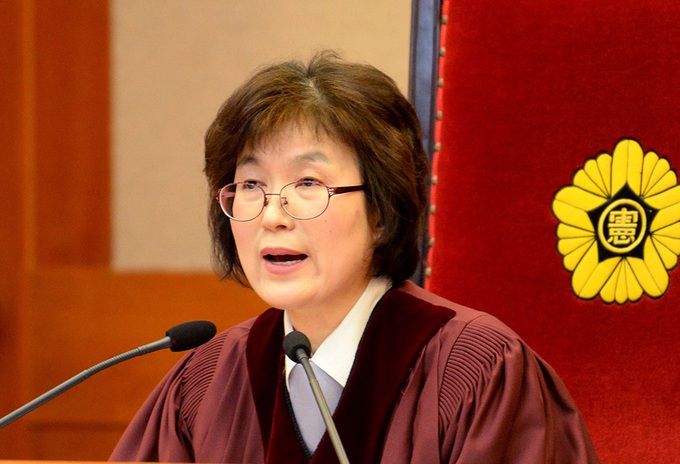 박근혜 전 대통령 탄핵심판 재판장이던 이정미 재판관이 2017년 3월10일 선고기일을 진행하는 모습. 뉴시스