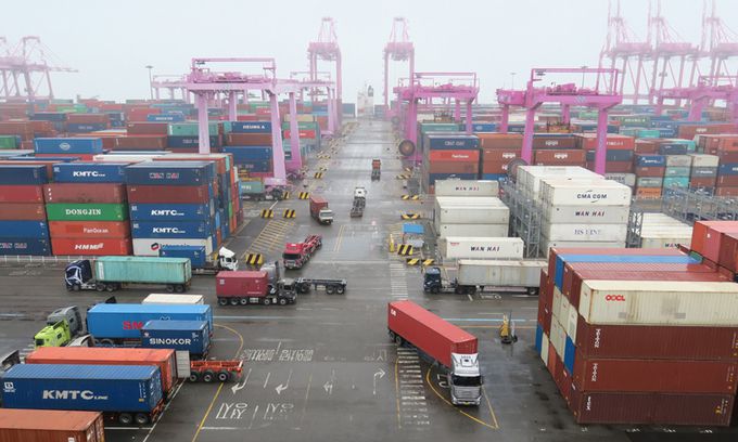 인천 연수구 인천신항 컨테이너 터미널에서 화물차들이 분주하게 움직이고 있다. 뉴시스