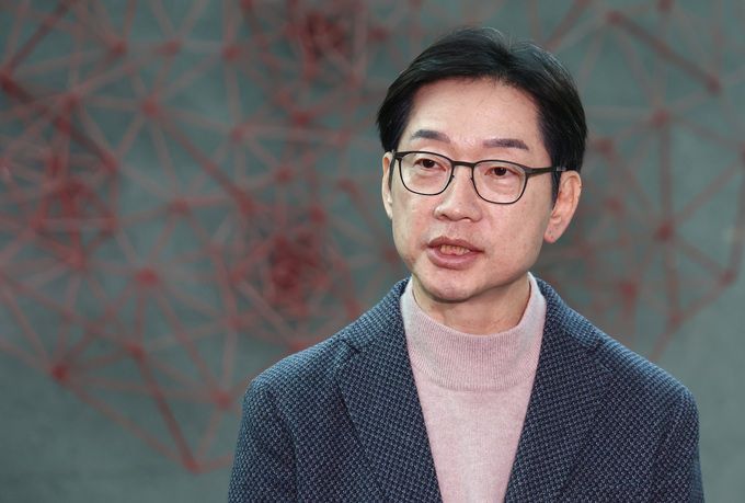 김경수 전 경남도지사가 지난 18일 오전 서울 여의도 국회 의원회관에서 취재진 질의에 답변하고 있다. 뉴스1