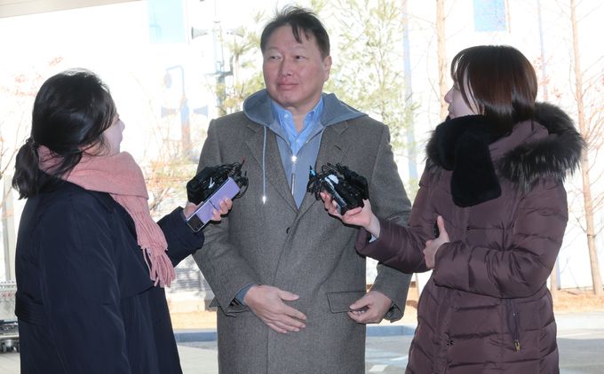 崔회장 “美정부 고위급과 미팅 예정” ‘대미 통상 아웃리치 사절단’을 이끄는 최태원 대한상공회의소 회장(SK그룹 회장)이 19일 미국 워싱턴으로 떠나기 위해 서울 강서구 서울김포비즈니스항공센터에 들어서고 있다. 경제사절단에는 자동차와 반도체 산업을 중심으로 철강, 조선, 에너지, 플랫폼 등 산업 대표 26명이 참여했다. 연합뉴스