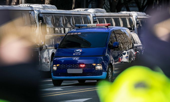 윤석열 대통령의 탄핵심판 9차 변론기일이 열린 18일 서울 종로구 종각역 사거리에서 윤석열 대통령이 탑승한 것으로 추정되는 호송차량이 헌법재판소를 나와 서울구치소를 향하고 있다. 뉴시스