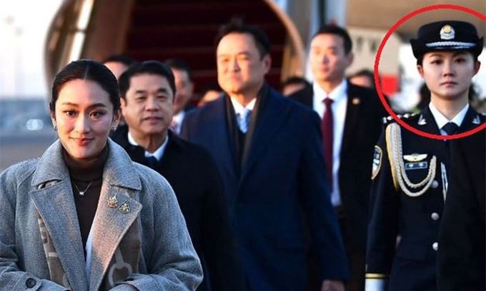 패통탄 친나왓(왼쪽) 태국 총리가 지난 5일 중국 베이징 국제공항에 도착해 걷고 있다. 맨 오른쪽 여성은 최근 화제가 된 경호원 옌위에샤. AFP=연합뉴스