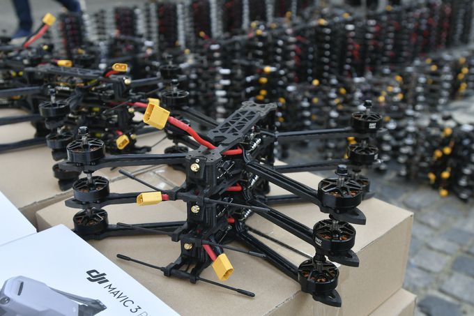 우크라이나군에 제공될 드론들이 창고에 쌓여있다. AP연합뉴스