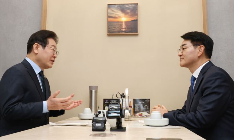 이재명 더불어민주당 대표와 박용진 전 의원이 21일 서울 여의도의 한 식당에서 만나 대화를 하고 있다. 뉴시스