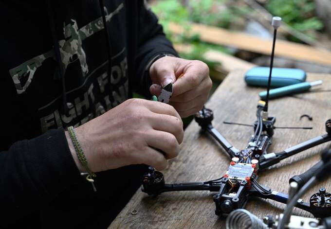 우크라이나 군인이 1인칭 시점(FPV) 드론을 조립하고 있다. AFP연합뉴스