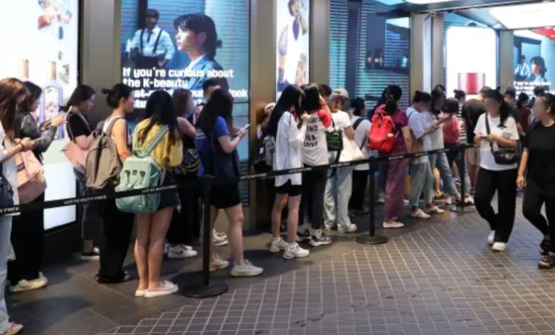 서울 중구 롯데면세점에서 외국인 관광객들이 입장을 기다리고 있는 모습. 뉴스1