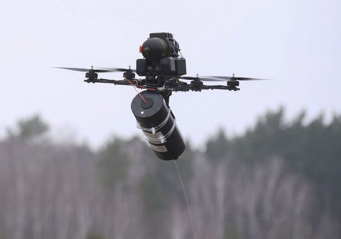 광섬유로 조종되는 우크라이나군의 1인칭 시점(FPV) 드론이 비행을 하고 있다. EPA연합뉴스