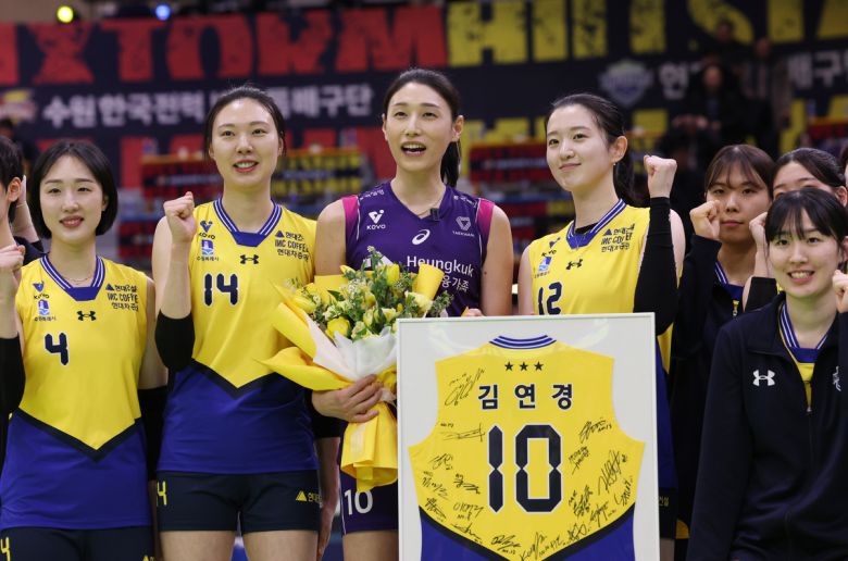 이번 시즌을 끝으로 은퇴하는 김연경이 21일 오후 경기 수원시 장안구 수원실내체육관에서 열린 프로배구 '도드람 2024-2025 V-리그' 여자부 현대건설과 흥국생명의 경기를 마친 뒤 현대건설 선수들과 기념촬영을 하고 있다. 뉴스1