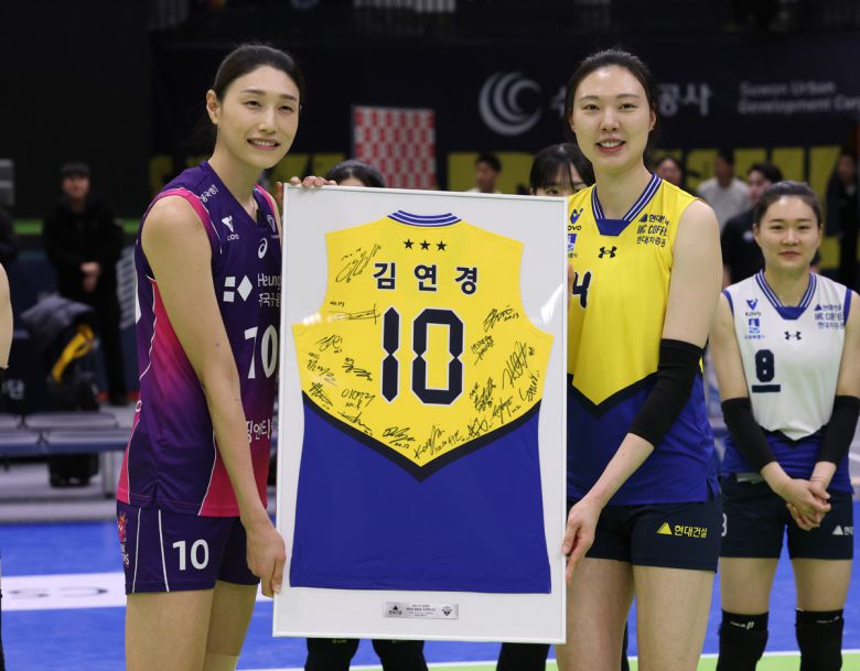 이번 시즌을 끝으로 은퇴하는 김연경이 21일 오후 경기 수원시 장안구 수원실내체육관에서 열린 프로배구 '도드람 2024-2025 V-리그' 여자부 현대건설과 흥국생명의 경기를 마친 뒤 현대건설 양효진과 기념촬영을 하고 있다. 뉴스1