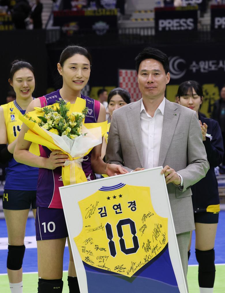 이번 시즌을 끝으로 은퇴하는 김연경이 21일 오후 경기 수원시 장안구 수원실내체육관에서 열린 프로배구 '도드람 2024-2025 V-리그' 여자부 현대건설과 흥국생명의 경기를 마친 뒤 현대건설 강성형 감독과 기념촬영을 하고 있다. 뉴스1