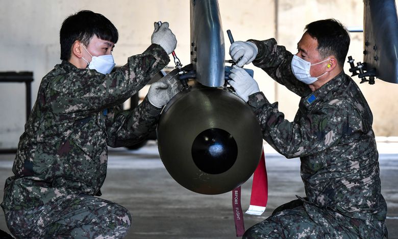 한국 공군 장병들이 전투기에 항공무장을 장착하고 있다. 세계일보 자료사진