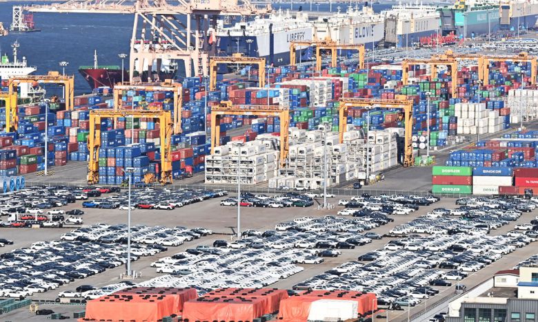 지난 19일 경기도 평택시 포승읍 평택항 야적장에 수출용 자동차들이 세워져 있다. 뉴시스