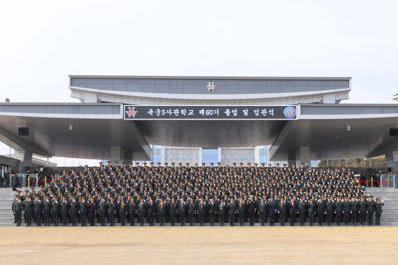 육군3사관학교 제60기 임관식에서 김선호 국방부장관직무대행이 임관장교(368명)들과 힘찬 화이팅을 외치고 있다.