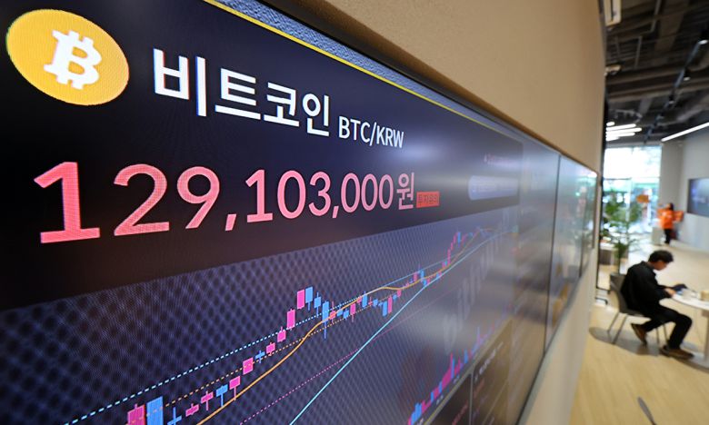 26일 서울 서초구 빗썸 투자자보호센터에 비트코인 시황이 표시되고 있다. 뉴시스