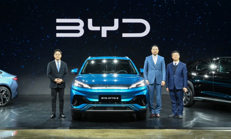 지난달 16일 인천 중구 상상플랫폼에서 열린 브랜드 출범식에서 류쉐량 BYD 아시아태평양 자동차 영업사업부 총경리(가운데), 딩하이미아오 BYD코리아 대표(오른쪽), 조인철 BYD코리아 승용사업 부문 대표가 아토3와 함께 포즈를 취하고 있다. BYD코리아 제공