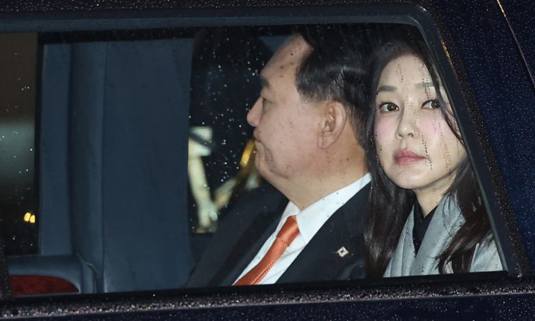 윤석열 대통령과 부인 김건희 여사가 차량에 탑승해 대기하고 있다. 연합뉴스