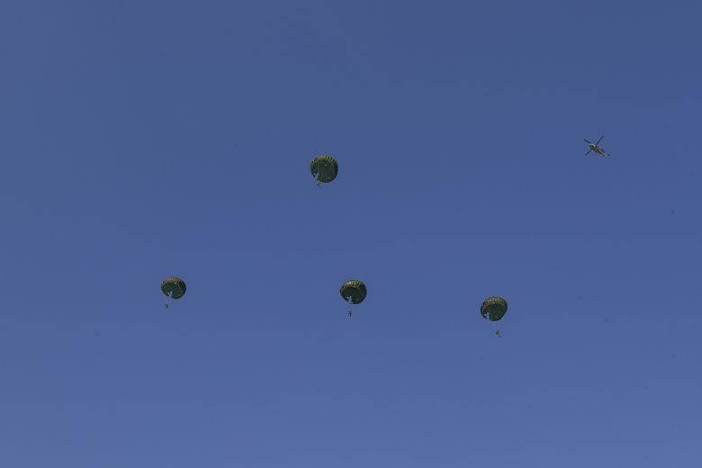 경북 포항 공정훈련장에서 해병대 교육훈련단 공수기본 266차 교육생들이 강하훈련을 진행하고 있다. 해병대 제공