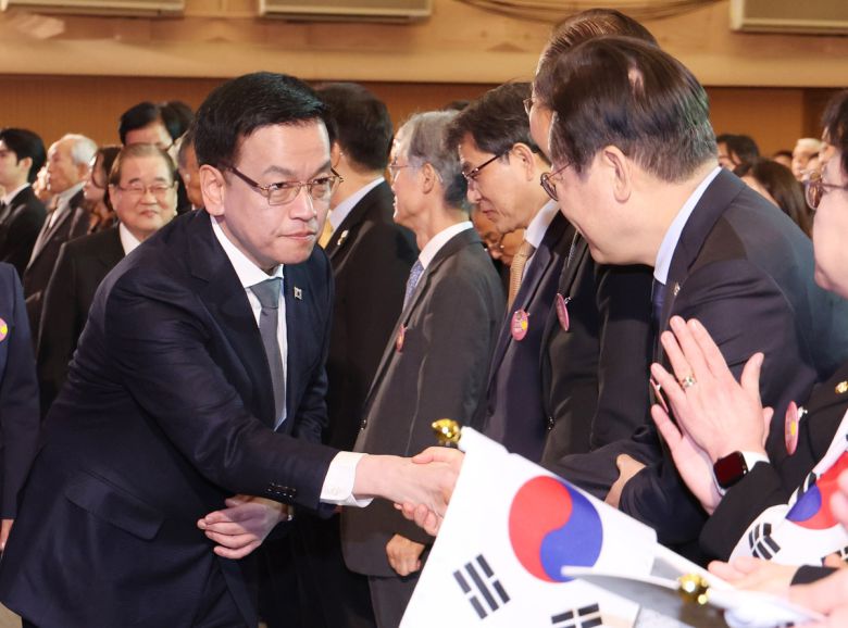 최상목 대통령 권한대행 부총리 겸 기획재정부 장관이 1일 서울 중구 숭의여자대학교에서 열린 제106주년 3ㆍ1절 기념식에서 더불어민주당 이재명 대표와 인사하고 있다.    대통령실통신사진기자단