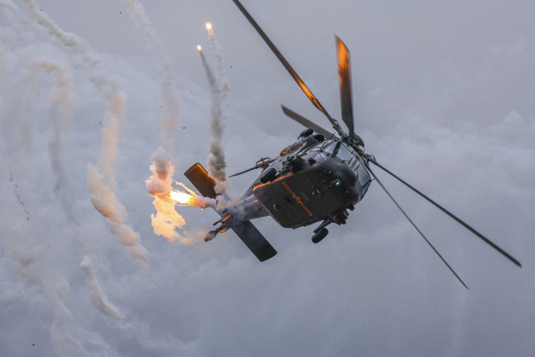 중국군 Z-20 헬기가 섬광탄을 터뜨리며 선회비행을 하고 있다. 세계일보 자료사진